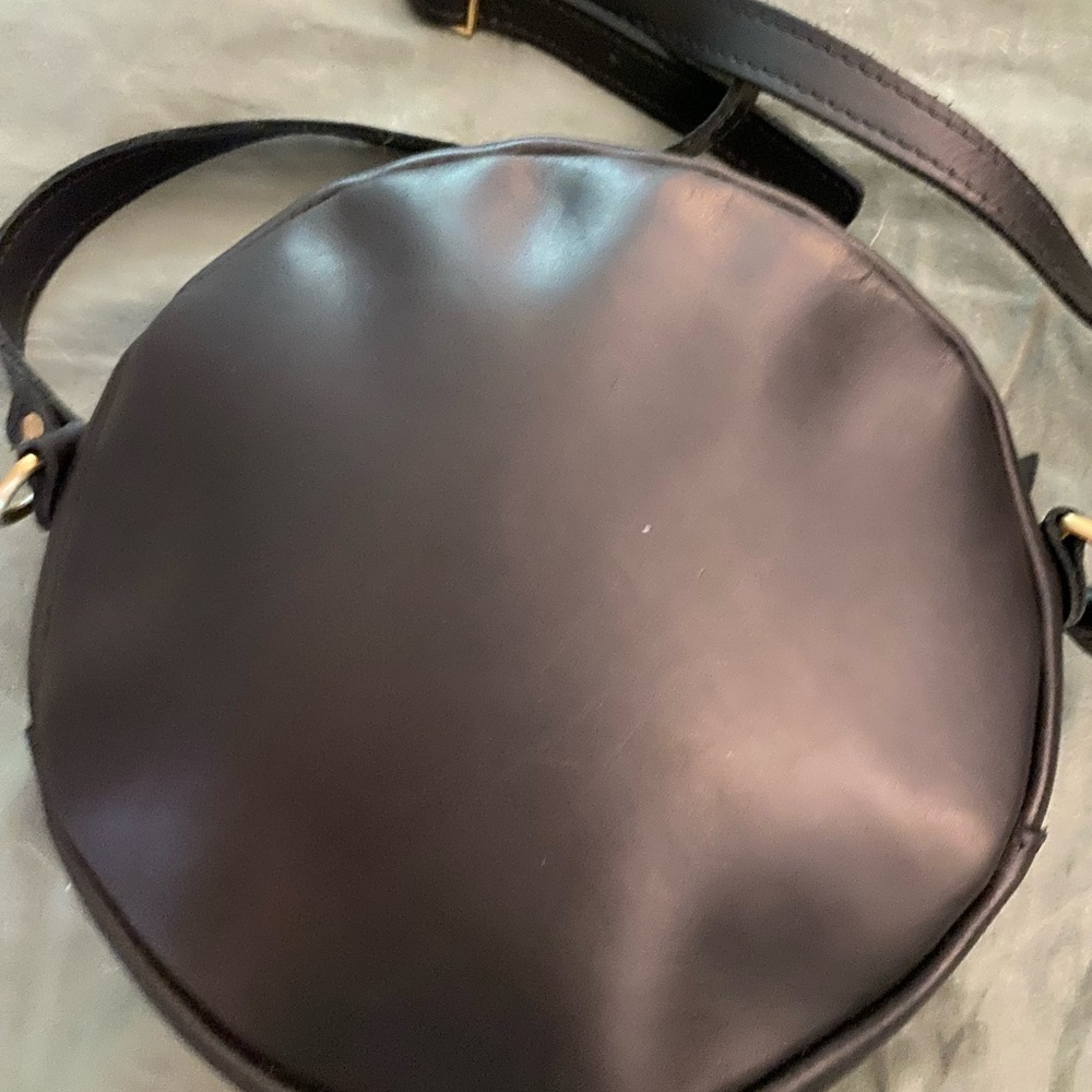 Elegant Black Circle Crossbody Bag - Picture 5 of 5